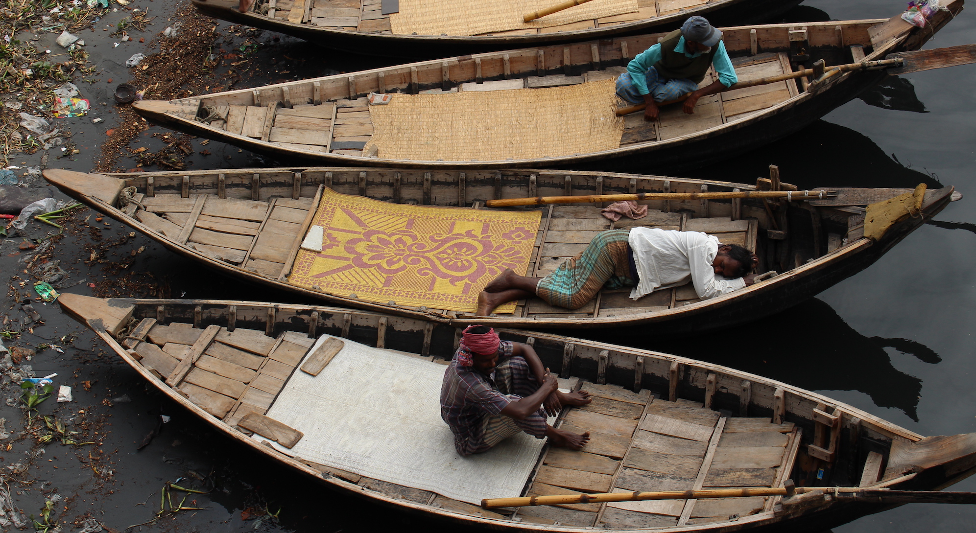 Travailleurs se reposant sur des bateaux au Bangladesh